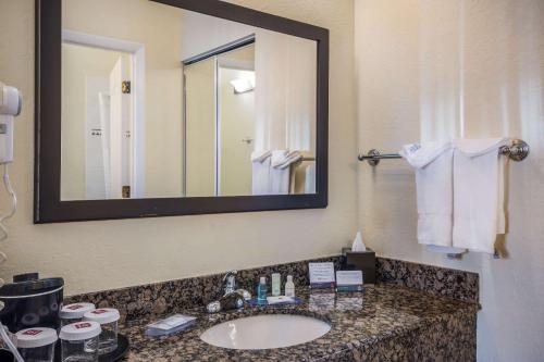 Ένα μπάνιο στο Clarion Inn & Suites Central Clearwater Beach