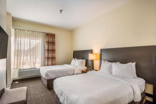 Ένα ή περισσότερα κρεβάτια σε δωμάτιο στο Clarion Inn & Suites Central Clearwater Beach