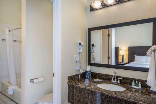 Ένα μπάνιο στο Clarion Inn & Suites Central Clearwater Beach
