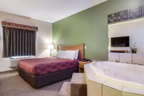 Postel nebo postele na pokoji v ubytování Econo Lodge Inn & Suites