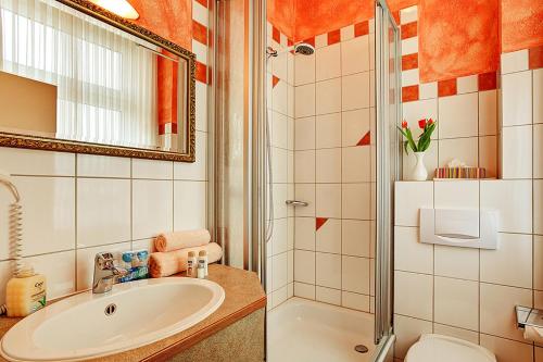Kylpyhuone majoituspaikassa Stadthotel Detmold
