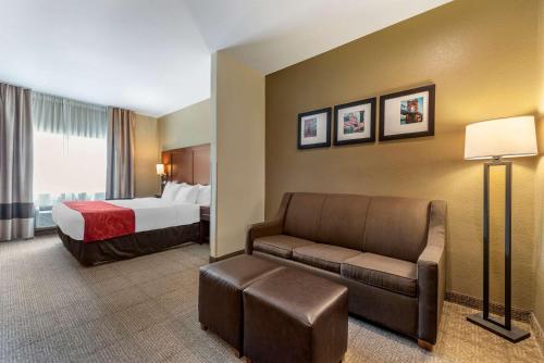 Comfort Suites Mason near Kings Island في ماسون: غرفه فندقيه بسرير واريكه