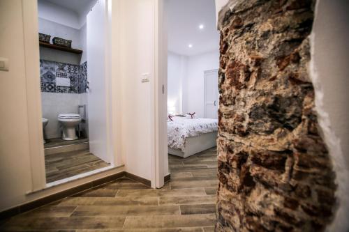pasillo con dormitorio con cama y espejo en Vivi nel cuore del centro storico di Genova en Génova