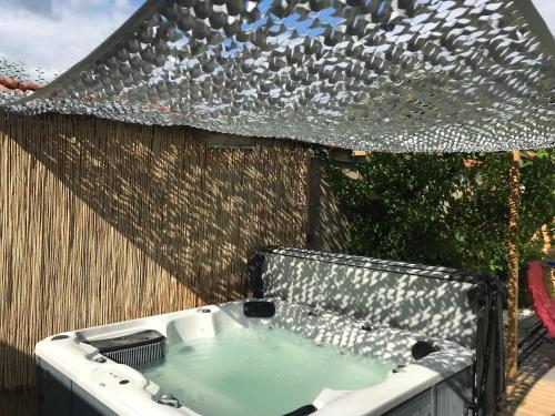 Gambar di galeri bagi Nuit des étoiles gîte avec piscine et SPA communs di Sarreguemines