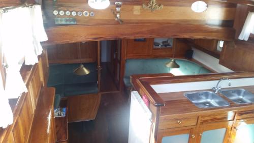 an overhead view of a kitchen with a sink at Tjalkjacht Pelikaan Lemmer in Lemmer