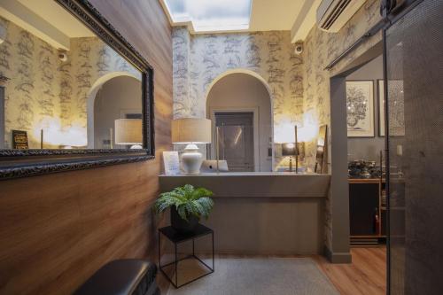 フィレンツェにあるブティック ホテル ヒューゴのバスルーム(洗面台、鏡付)