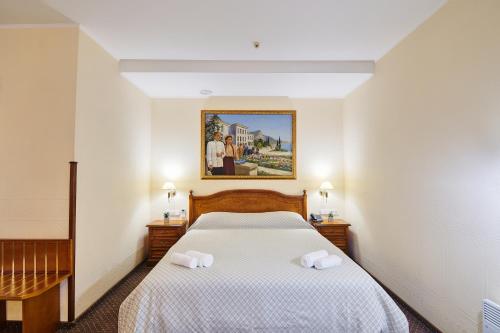 ドニプロにあるArt Hotel Academyのベッドルーム1室(ベッド1台、タオル2枚付)