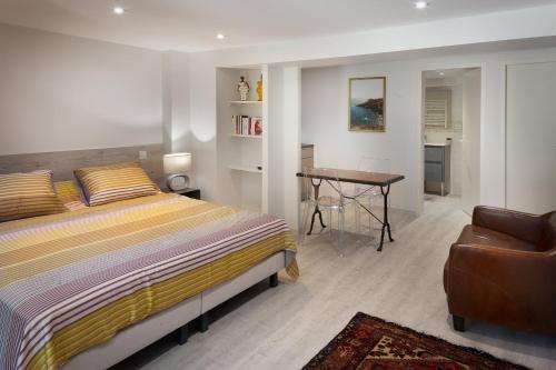 1 dormitorio con cama, escritorio y silla en LE PALMIER, en Coulounieix-Chamiers