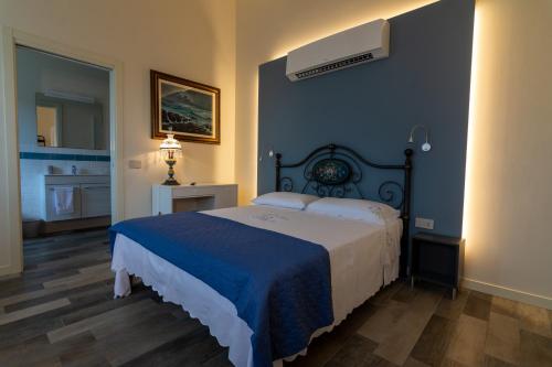 una camera con un letto con una parete blu di B&b IL CERE ad Alseno