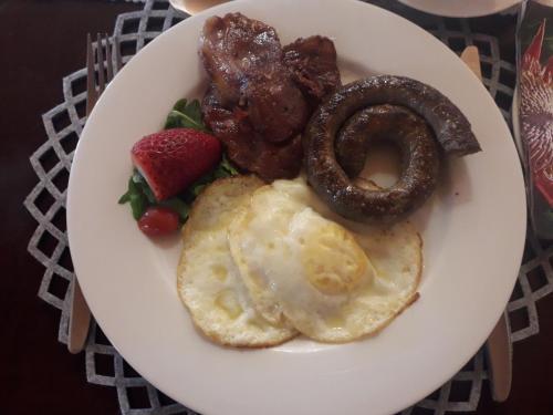 Makanan di atau berdekatan rumah tamu ini
