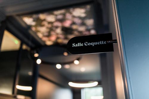 a sign that says smile controller on a window at Hôtel Vedette in Profondeville