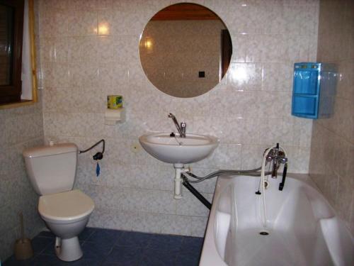 ein Badezimmer mit einem Waschbecken, einer Badewanne und einem WC in der Unterkunft Chalupa Praženica in Liptovské Revúce