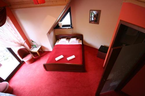 Un pat sau paturi într-o cameră la Zajazd pod Chmurką