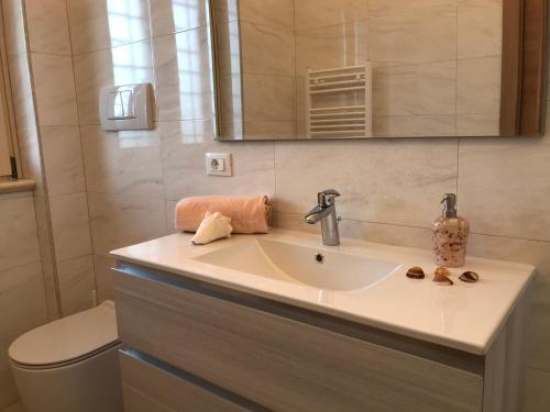 łazienka z umywalką i toaletą w obiekcie B&B Bee w mieście Frascati