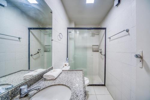 uma casa de banho com um lavatório e um chuveiro em Ritz Praia Hotel em Maceió