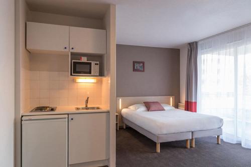 Apartement 24, Hotell في ستوكهولم: غرفة نوم صغيرة بها سرير ومغسلة