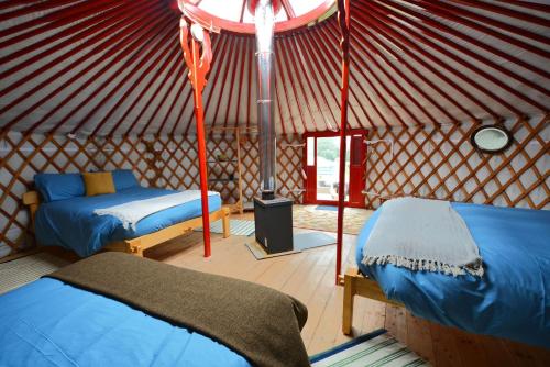 Kama o mga kama sa kuwarto sa Glamping Yurts near Newquay
