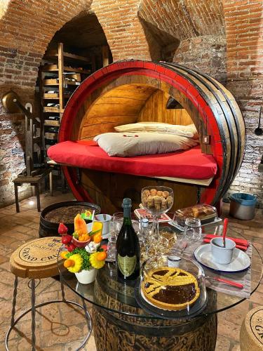 a table with a wine bottle and a bed in a room at Al Silter in Capriate San Gervasio