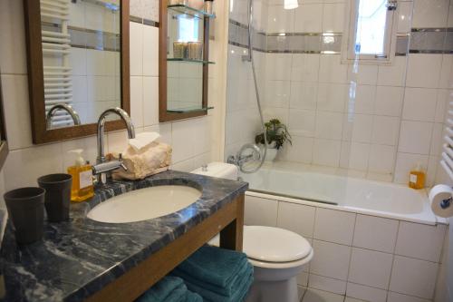 une salle de bain avec un lavabo, des toilettes et une baignoire dans l'établissement Alma-Eiffel Tower, à Paris