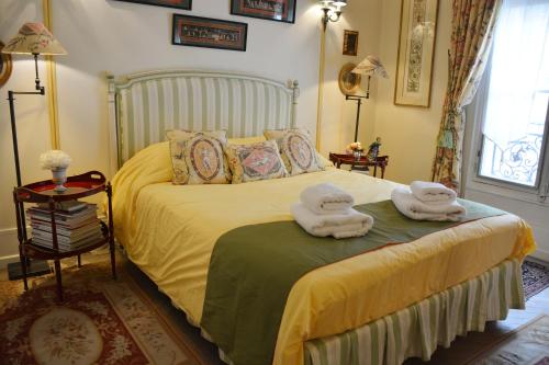 une chambre avec un lit avec des serviettes dessus dans l'établissement Alma-Eiffel Tower, à Paris