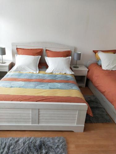 1 dormitorio con 2 camas y 2 mesitas de noche en Gîte LES PAPILLONS, en Bining-lès-Rohrbach