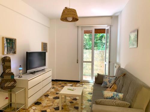 un soggiorno con divano e TV di Appartamento al mare a Santa Margherita Ligure
