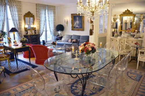 un salon avec une table en verre et des chaises dans l'établissement Eiffel Tower-Alma, à Paris