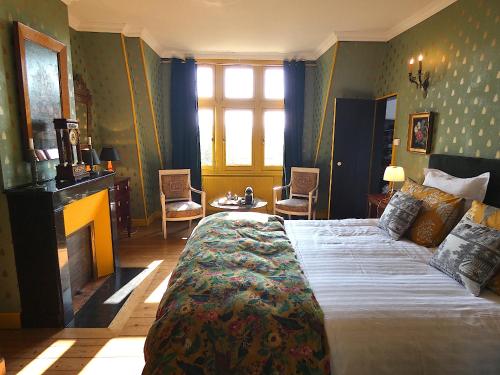 Ένα ή περισσότερα κρεβάτια σε δωμάτιο στο Chateau de Hiéville