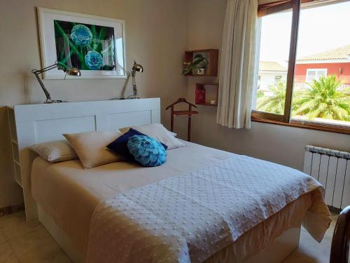 um quarto com uma cama grande e uma janela em Preciosa casa con Jardín ideal familias La Orotava em La Orotava