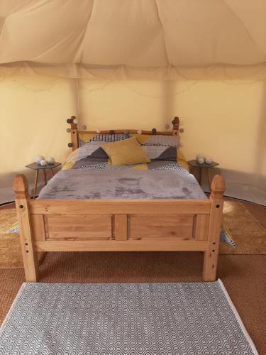 En eller flere senge i et værelse på Cae Mawr Yurt Off-Grid Glamping