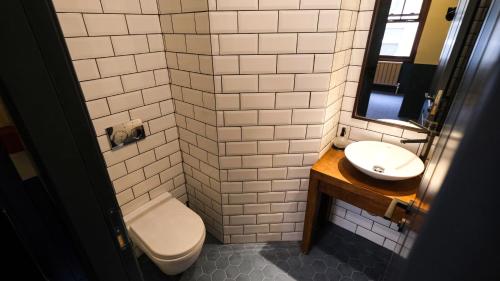 a bathroom with a toilet and a sink at Hostel Le Banc in Istanbul