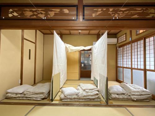 En eller flere senge i et værelse på Fujitatami Guesthouse