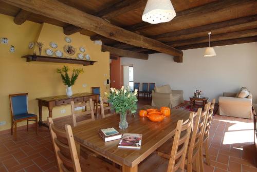 sala de estar con mesa de madera y sillas en Agriturismo Camisassi, en Saluzzo
