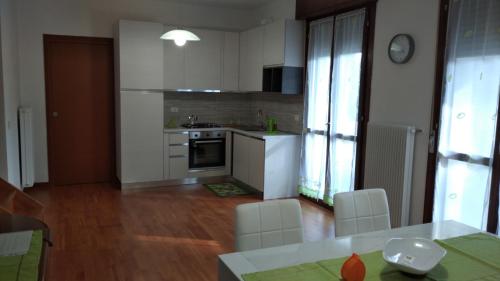 Η κουζίνα ή μικρή κουζίνα στο Appartamento Cimabue in centro comodo ospedale e Jesolo