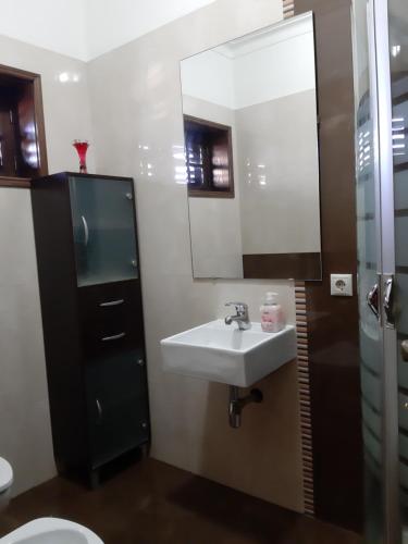 a bathroom with a sink and a mirror at Casa São Simão in Barcelos