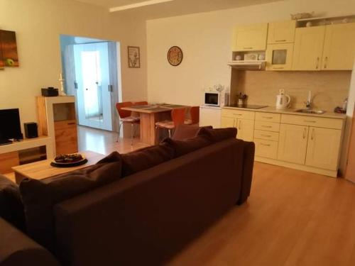 uma sala de estar com um sofá e uma cozinha em Vrchar em Donovaly
