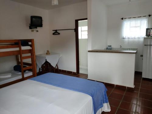 um quarto com uma cama e um lavatório em Pousada Nayane em Barequeçaba