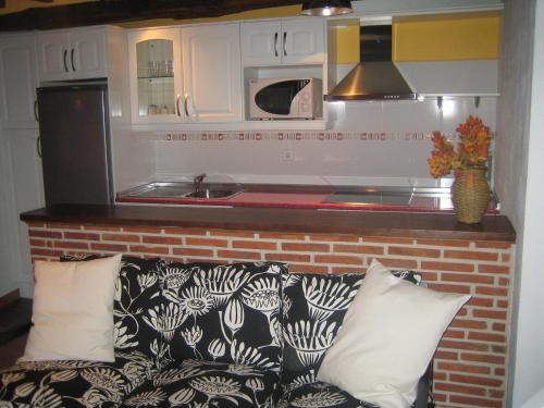 sala de estar con sofá frente a la cocina en Alborada, en Sequeros