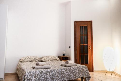 una camera con un letto con due cuscini sopra di Via Argelati - Navigli Top Location 2 a Milano
