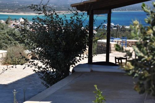 エラフォニソスにあるStudios Maniatiのビーチと海の景色を望むパビリオン