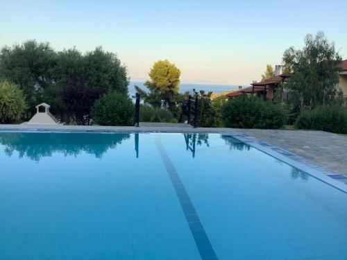 Bazén v ubytování Amazing Villa with views sea in Paliouri nebo v jeho okolí