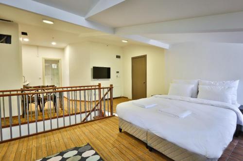 - une chambre avec un grand lit blanc et un balcon dans l'établissement Modern Suites, à Istanbul
