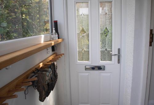 białe drzwi z oknem w pokoju w obiekcie Hillgarth Holiday House w mieście Kendal