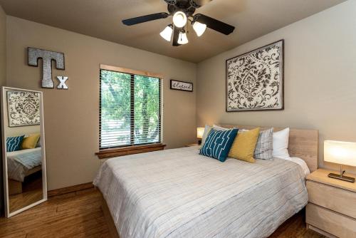 - une chambre avec un lit et un ventilateur de plafond dans l'établissement 1700 South 2nd, à Waco