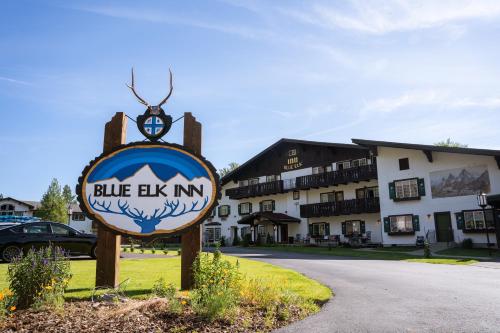 una señal de una posada elfo azul frente a un edificio en Blue Elk Inn, en Leavenworth