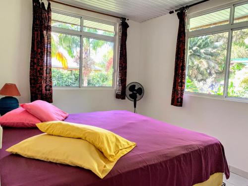 Tempat tidur dalam kamar di TAHITI - Fare Mitinui Surf Break