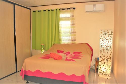 Una cama o camas en una habitación de TAHITI - Sanny's Place Room & Pool