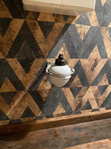 une urne sur un sol en damier avec un mur dans l'établissement Vintage Home 55 Direkt am Fuße zur Wartburg, à Eisenach