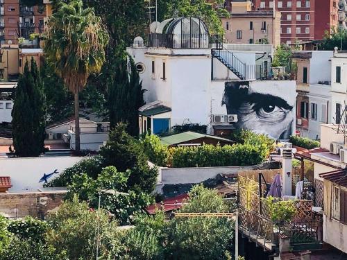 Top-floor Apartment, 4 metro stops from the Colosseum