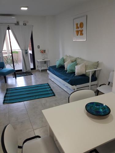 uma sala de estar com um sofá, mesas e cadeiras em Miguel Angel 5673 - A 5 minutos del Aeropuerto El Palomar em Villa Bosch